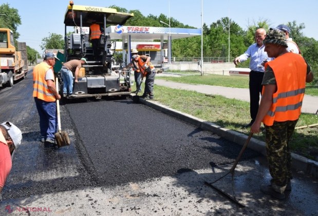 FOTO // La Orhei continuă lucrările ample de RENOVARE a străzii centrale: Șor: „Dodon găsește un milion de motive că nu repare drumurile în sate. Va trece pandemia și el va găsi alte motive pentru a-și acoperi neputința”