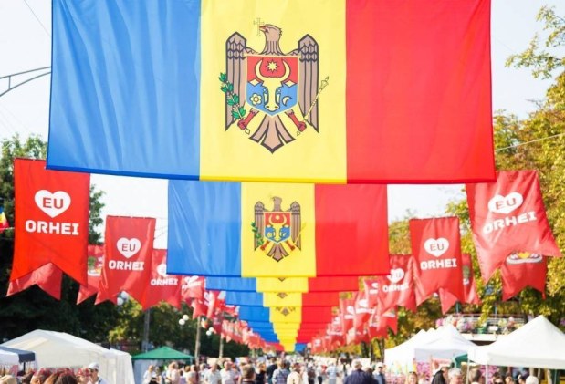 LIVE, FOTO // Ziua Independenței la Orhei. Parada cavaleriei, târgul meșterilor populari, bucătărie tradițională și show aviatic