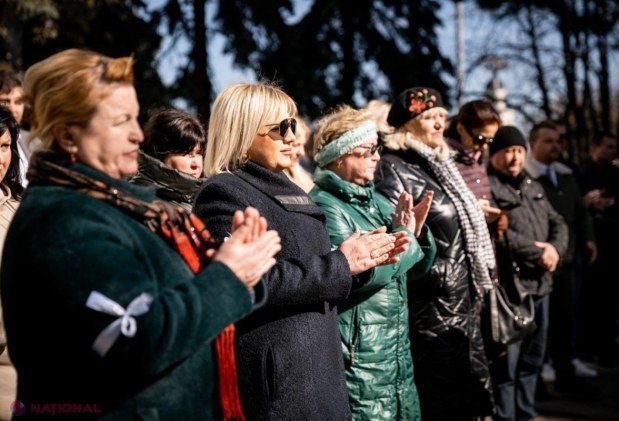 VIDEO, FOTO // Reprezentanții instituțiilor de învățământ din raionul Orhei intră, de astăzi, în GREVĂ japoneză. Aceștia cer Guvernului să aloce mai mulți bani pentru ca școlile, grădinițele să-și poată plăti FACTURILE