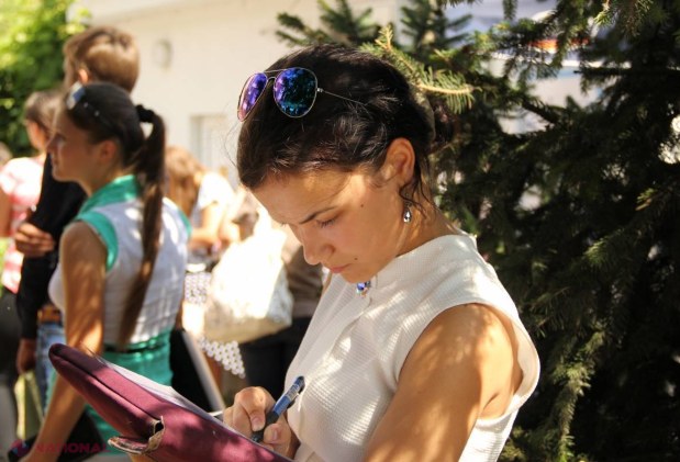 REPORTAJ FOTO // Cozi la Consulatul României! Tinerii vor la studii în țara vecină