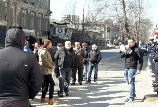 VIDEO // Reprezentanții Antifa și Occupy Guguţă au cerut alianţă între PSRM şi PAS-PPDA. La eveniment a participat şi avocatul lui Platon