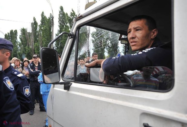 REPORTAJ FOTO // Vânzătorii de la piaţa „Calea Basarabiei”, la proteste: Au spart parbrizul unui microbuz