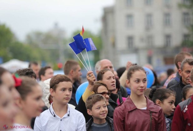 FOTO // Drapelul UE și tricolorul, arborate în fața Guvernului de Ziua Europei