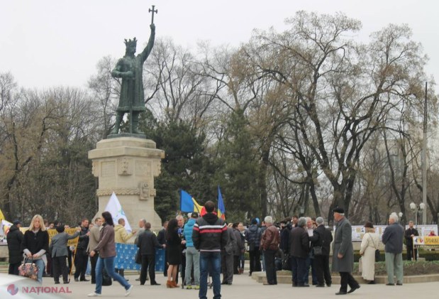 FOTO // Jerbe și cântece patriotice în fața monumentului lui Ștefan cel Mare și Sfânt de Ziua Unirii