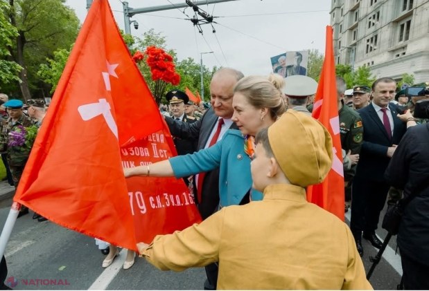 FOTO // Marș cu simboluri interzise și „Katiușa” în centrul Chișinăului: Politicienii proruși, gesturi pe placul lui Vladimir Putin de 9 mai