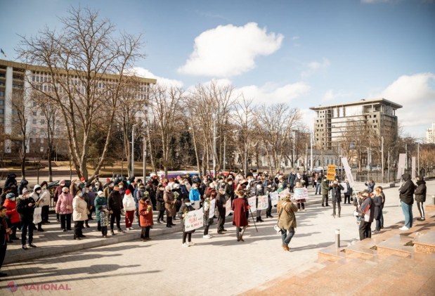 FOTO // „Bani de flori aveți, dar de pensii nu!”. Simpatizanții Partidului „ȘOR” i-a adus flori Maiei Sandu, inclusiv cactuși, pentru „ca să nu cheltuie banii poporului”