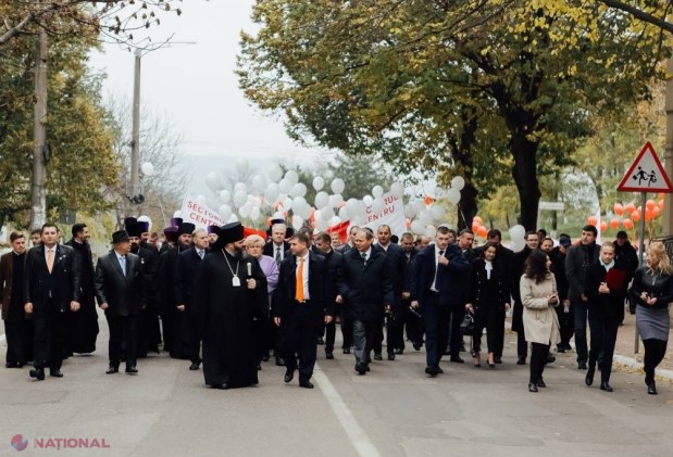 FOTO // Hramul Orheiului, în TOI. Mii de orheieni au defilat la PARADA din centrul orașului. Cei prezenți așteaptă extragerea la TOMBOLA cu 200 de premii valoroase