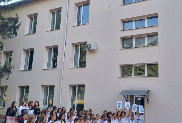 Elevii Liceului „Ștefan cel Mare și Sfânt” din Grigoriopol, la școală, pe 1 septembrie: Vicepremierul Serebrian le-a mulțumit pedagogilor și părinților pentru curajul și devotamentul față de cauza națională