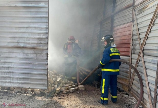 VIDEO, FOTO // Incendiu de proporții la un DEPOZIT din capitală. Patru autospeciale au intervenit pentru a nu admite răspândirea flăcărilor spre un transformator electric