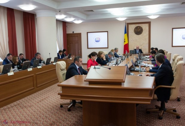 Decizii la Guvern: Indemnizație de 2 000 de lei anual pentru profesorii din R. Moldova și 120 de mii de lei pentru tinerii care vor merge să predea copiilor de la sate