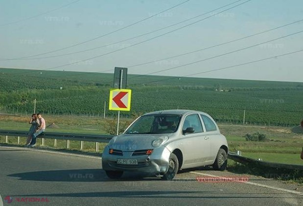  Accident în Huși! O maşină din R. Moldova a SPART parapetul de la marginea drumului