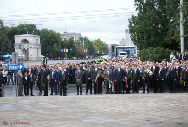 REPORTAJ FOTO // Bunica a bătut toba de Ziua Independenței R. Moldova
