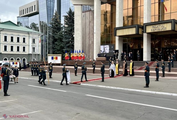 GALERIE FOTO // Primul PREȘEDINTE al R. Moldova, petrecut pe ultimul drum. Sute de oameni, inclusiv actualul șef al statului Maia Sandu și foștii președinți Lucinschi, Voronin și Timofti, i-au adus un ultim omagiu lui Mircea Snegur