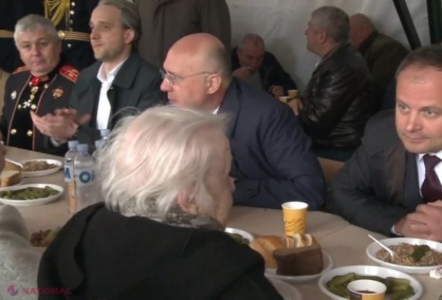 FOTO // Pavel Filip și Andrian Candu, la masă alături de veterani. Aceștia au mâncat terci ostășesc și castraveți murați
