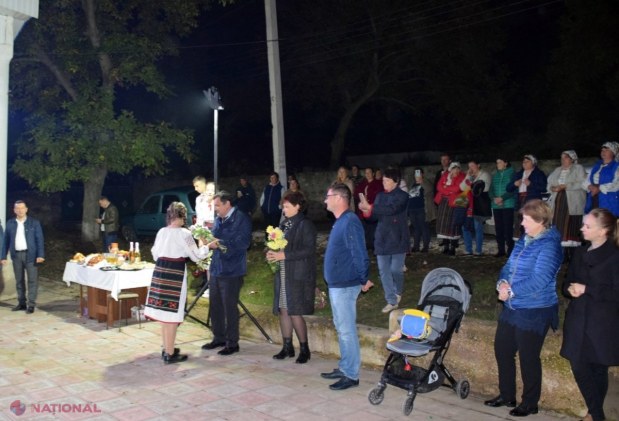 FOTO // Echipa lui Ilan Șor a adus lumină pe străzile altor două localități din raionul Orhei: „Este mai mult decât un moment de sărbătoare pentru noi, este un eveniment important”