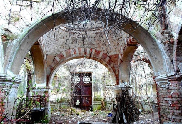 FOTO // Starea DEPLORABILĂ în care se află cimitirul UNIC din capitală