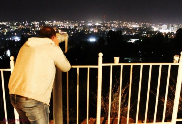 FOTO // Îndemnul de a ECONOMISI cât mai mult energia electrică a ajuns și la Ion Ceban. Edilul a dispus PRIMELE măsuri, după ce pe rețelele de socializare a circulat o FOTOGRAFIE cu Kievul în beznă și Chișinăul ILUMINAT mai mult ca niciodată