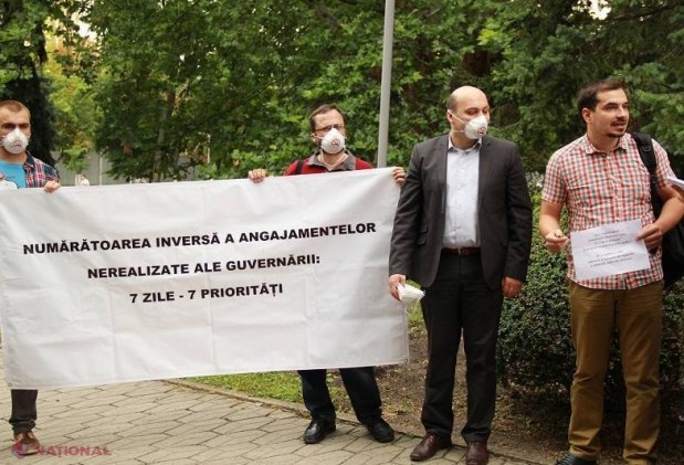 Reportaj FOTO // Trei PROTESTE în fața Parlamentului