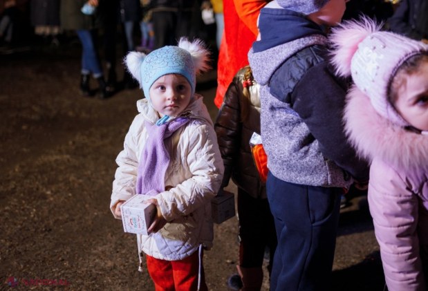 FOTO // Partidul „ȘOR” amenajează Pomi de CRĂCIUN în zeci de localități din R. Moldova