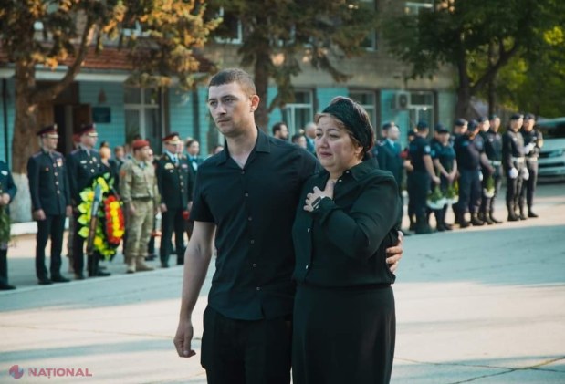 Maia Sandu, prezentă la ceremonia funerară în memoria polițistului Serghei Muntean, ucis la datorie săptămâna trecută: „Serghei a servit R. Moldova cu responsabilitate și CURAJ, îndeplinindu-și datoria cu sacrificiul propriei vieți”