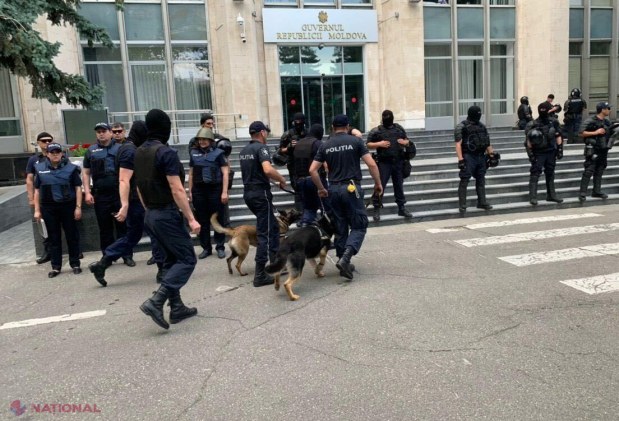FOTO // Intrarea în clădirea GUVERNULUI a fost BLOCATĂ. Zeci de polițiști se află la fața locului. Alertă cu BOMBĂ