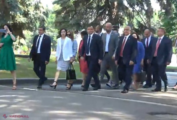 VIDEO // „Marșul poporului”, anunțat pentru duminică, se AMÂNĂ. Maia Sandu: „Vă rugăm mâine să rămâneți acasă, să sărbătoriți cu familiile și cu prietenii” 