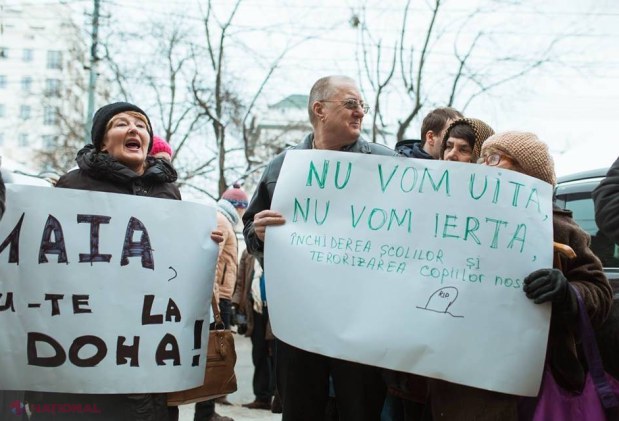 FOTO // Susținătorii Partidului „Șor” au organizat un flash-mob, „Coridorul rușinii”, la sediul PAS: „Maia, noi nu suntem like-uri, noi suntem poporul; Maia, afară din țară”