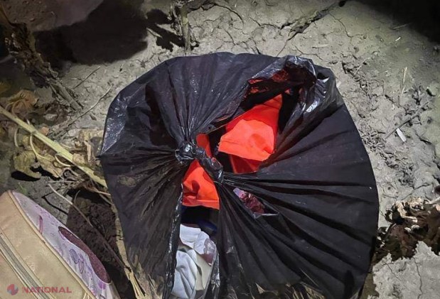 S-au „înarmat” cu veste gonflabile și s-au pornit să treacă înot Prutul pentru a ajunge în România: Cinci străini, inclusiv un copil de 9 ani, reținuți de polițiștii de frontieră 
