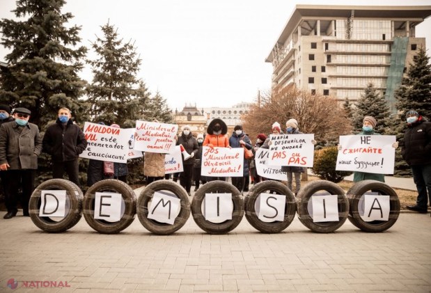 Flashmob cu ANVELOPE la Ministerul Mediului. Participanții au cerut DEMISIA ministrei Catarangiu