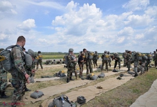 FOTO // Militarii din R. Moldova și România, SALTURI cu parașuta la Mărculești 
