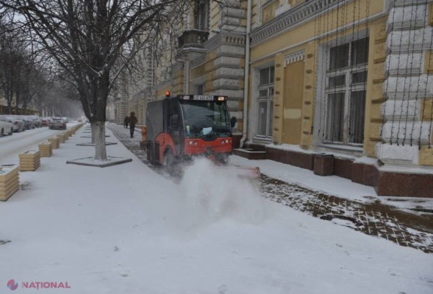 Sute de muncitori și zeci de autospeciale „luptă” cu ninsoarea de pe străzile capitalei