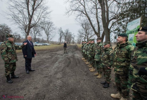 FOTO // Dodon, de la soldat, la comandant: Președintele a primit o UNIFORMĂ personalizată și bocanci americani