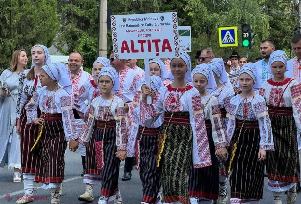 FOTO // Parada INEDITĂ la Bălți. Sute de persoane au promovat portul popular ROMÂNESC pe străzile din capitala de nord a R. Moldova