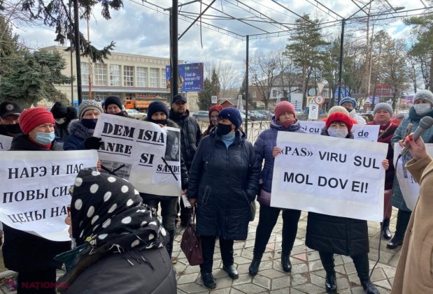 FOTO // Protest cu SACI de facturi în 22 de localități din R. Moldova. Reprezentanții Partidului „ȘOR” au lăsat facturile la sediile PAS