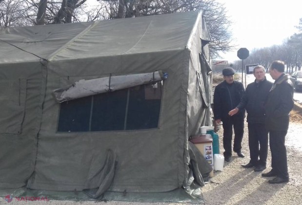 FOTO // Localitate din R. Moldova, IZOLATĂ: Filtre la intrarea în sat. „Boala nu s-a extins”