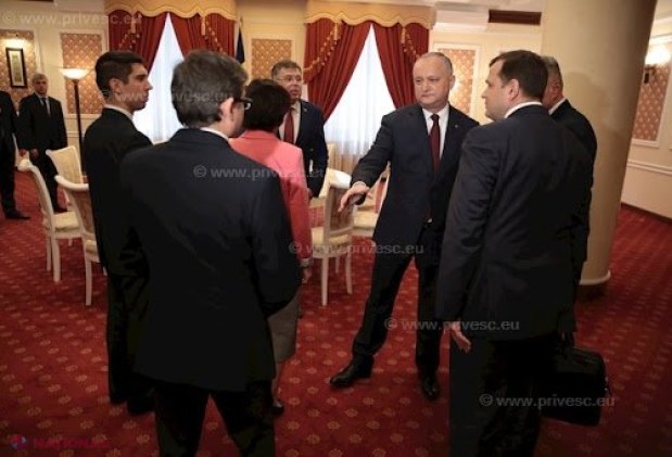 Dodon o ia în derâdere pe Maia Sandu, deoarece REFUZĂ să mai discute cu el. „Nu a vrut să dea mâna cu mine, iar peste o lună a dat mâna, în GENUNCHI s-a pus la drapel... Foarte principială fată... foarte principială”