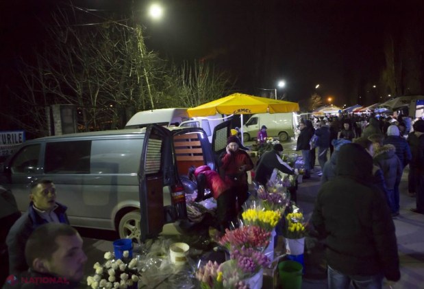 REPORTAJ FOTO // Piaţa de FLORI, luată cu asalt de bărbaţi în ajunul zilei de 8 Martie