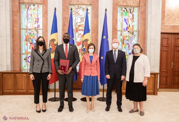Ambasadorul Statelor Unite ale Americii la Chișinău, Dereck J. Hogan, DECORAT de președintele Maia Sandu