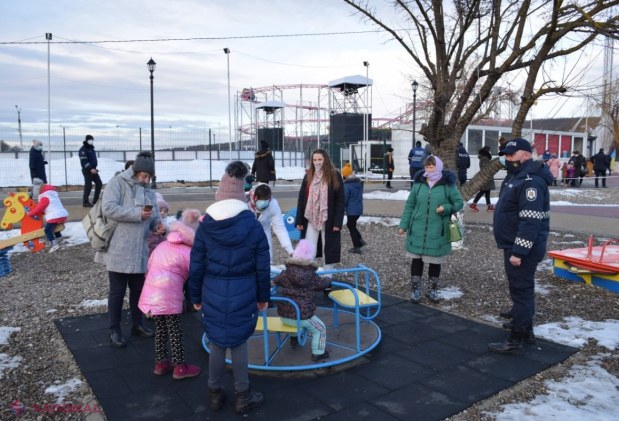 FOTO // Spirite încinse la Orhei, unde zece de polițiști au împânzit „OrheiLand”. Guvernarea este acuzată că a „luat sub asediu” parcul de distracții: „Aceasta este o bătaie de joc, Poliția a alungat copiii din parc”