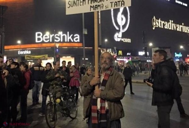 Cel mai PUTERNIC mesaj de la proteste. Fotografia devenită VIRALĂ în câteva ore  