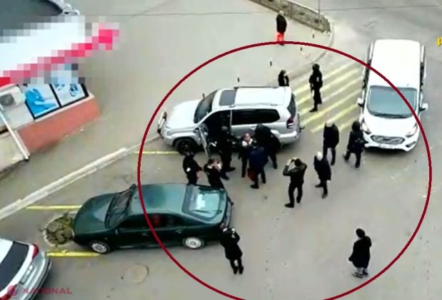 VIDEO // Un bărbat revenit de la MUNCĂ de peste hotare a fost BĂTUT și amenințat cu MOARTEA, iar ulterior deposedat de 1 500 de euro. Un membru al organizației criminale „Machena” au fost reținuți în stradă și pus la pământ de mascații de la „Fulger”