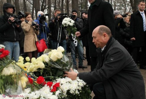 REPORTAJ FOTO // Rând la bustul lui Mihai Eminescu, de ziua lui