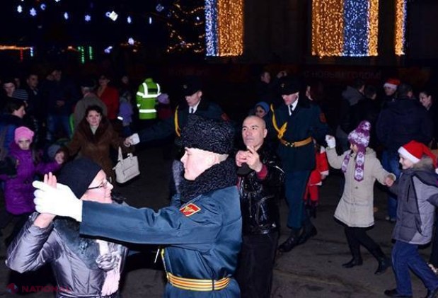 FOTO Moş Crăciun MILITAR, în centrul Chişinăului