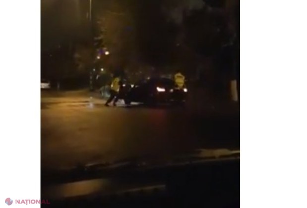 VIDEO // Incident neplăcut între un șofer și angajații Inspectoratului Național de Patrulare. Bărbatul AGRESIV, cu CĂTUȘE: „L-au pus jos ca pe un bandit. Cred că e BEAT”