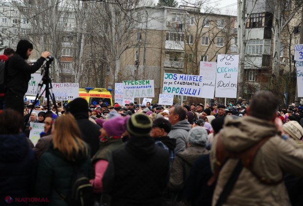 FOTO // Peste 10 mii de persoane PROTESTEAZĂ la Curtea de Apel Chișinău împotriva excluderii candidatului Partidului „ȘOR” din cursa electorală de la Hâncești: „E un abuz din partea guvernării dodoniste”