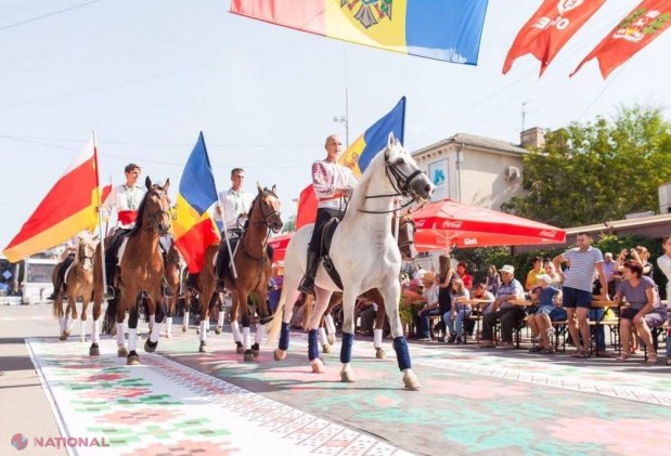 LIVE, FOTO // Ziua Independenței la Orhei. Parada cavaleriei, târgul meșterilor populari, bucătărie tradițională și show aviatic