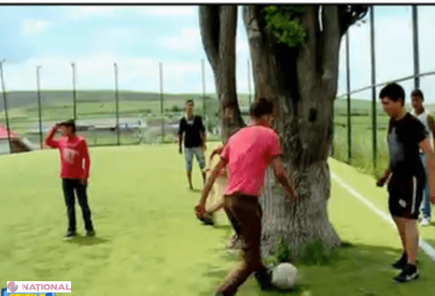 Cele șapte MINUNI ale primarilor: Un stejar în mijlocul terenului de fotbal, pistă de biciclete care trece prin bar...