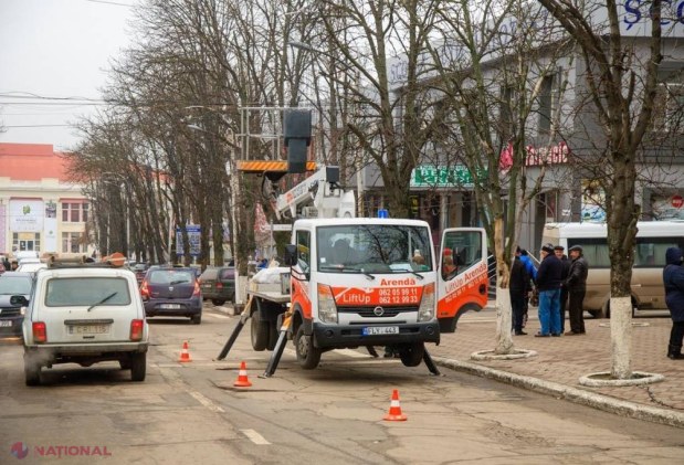FOTO // Startul sărbătorilor de iarnă la Orhei va fi dat pe 10 decembrie. Autoritățile au început deja instalarea pomului de Crăciun