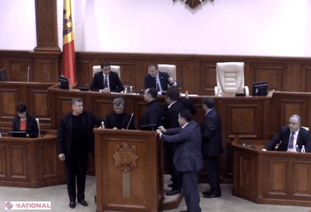 Socialiștii au BLOCAT tribuna principală a Parlamentului. Deputații, la un pas să se ia la BĂTAIE