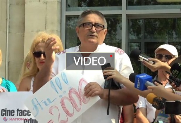 VIDEO // Mai mulți profesori protestează la Guvern: Cer salarii mai mari